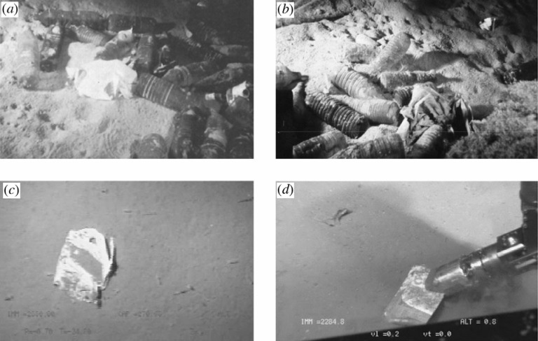 sedimentos de plástico estratificados en el suelo